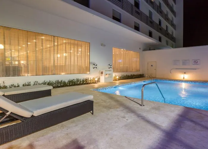 Express & Midtown By Ihg Hotel